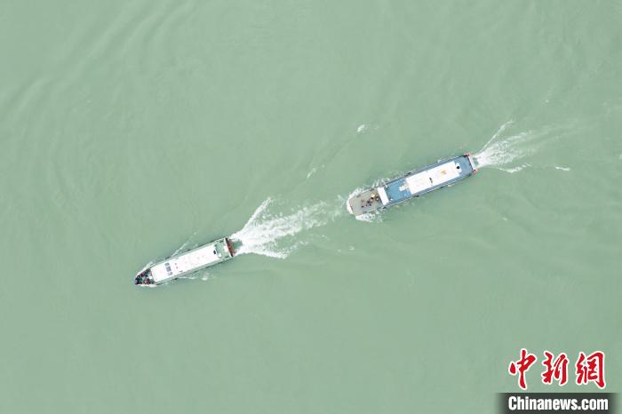 聯(lián)合巡江守護活動現(xiàn)場?！〗部h融媒體中心 攝