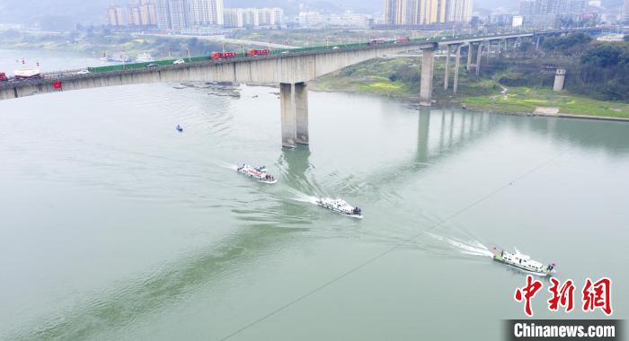 聯(lián)合巡江守護活動現(xiàn)場?！〗部h融媒體中心 攝