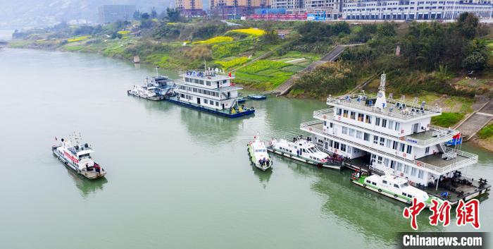 聯(lián)合巡江守護活動現(xiàn)場?！〗部h融媒體中心 攝