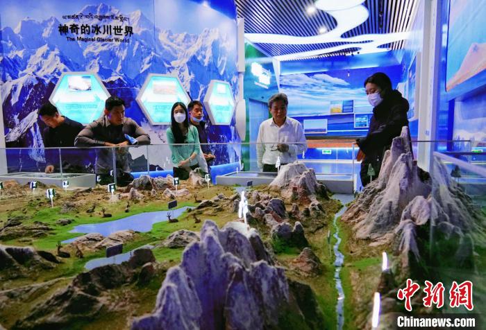 圖為中外嘉賓在玉樹州博物館內(nèi)參觀?！●R銘言 攝