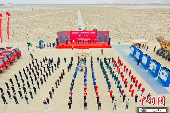 圖為無人機航拍開工現(xiàn)場?！∷髂辖?攝