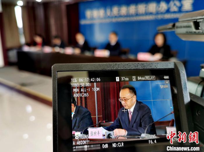 圖為青海省水利廳廳長張世豐參加新聞發(fā)布會。　張?zhí)砀?攝