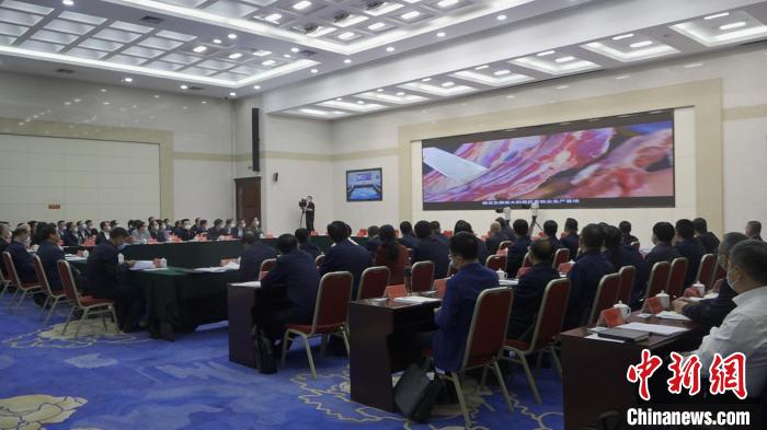 圖為部省共同打造青海綠色有機(jī)農(nóng)畜產(chǎn)品輸出地推進(jìn)會議現(xiàn)場?！±罱瓕?攝