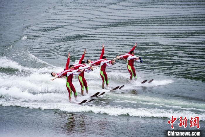 捕魚節(jié)上的水上表演?！≈鬓k方供圖