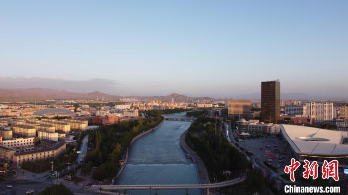 圖為無人機航拍德令哈巴音河?！『钨婚?攝