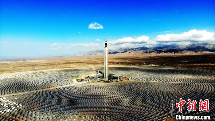 圖為德令哈光伏產(chǎn)業(yè)園?！O睿 攝