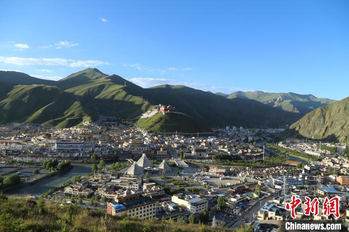 圖為航拍玉樹市?！∮駱涫形麄鞑抗﹫D