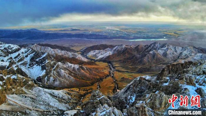 圖為柴達(dá)木盆地柏樹山森林地質(zhì)公園云霧繚繞?！“蛨D那生 攝