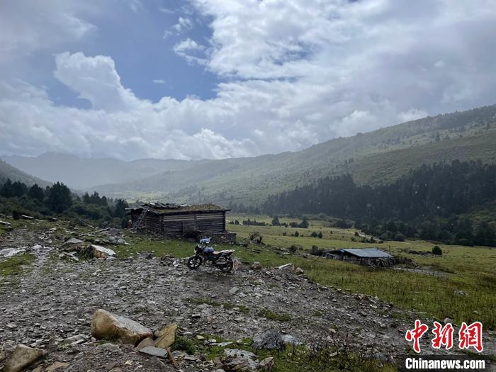 圖為9月28日一輛停在牧場(chǎng)上的摩托車。 <a target='_blank' href='/'><p  align=