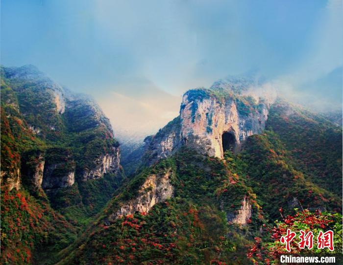 萬源魚泉地標?！≈炱桨?攝