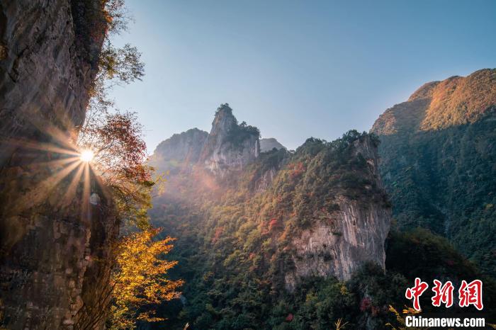朝霞?！∏貪h忠 攝