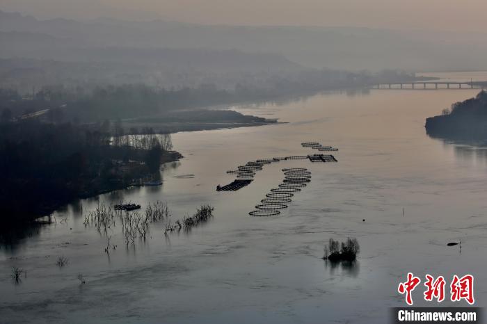 圖為冷水魚養(yǎng)殖?！±钣穹?攝