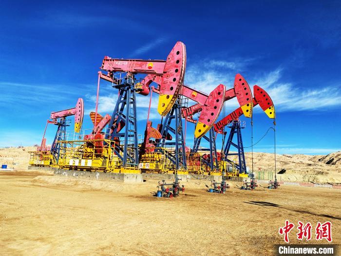 圖為青海油田采油基地?！O睿 攝