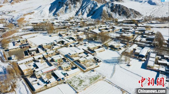 圖為鄉(xiāng)村被白雪覆蓋。　都蘭縣融媒體中心供圖