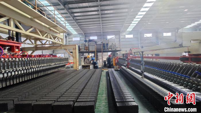 圖為張掖市宏能煤業(yè)有限公司煤矸石綜合利用項(xiàng)目現(xiàn)場(chǎng)。(資料圖) 錢大偉 攝