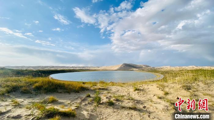 圖為青海湖沙島風(fēng)光?！±罱瓕?攝