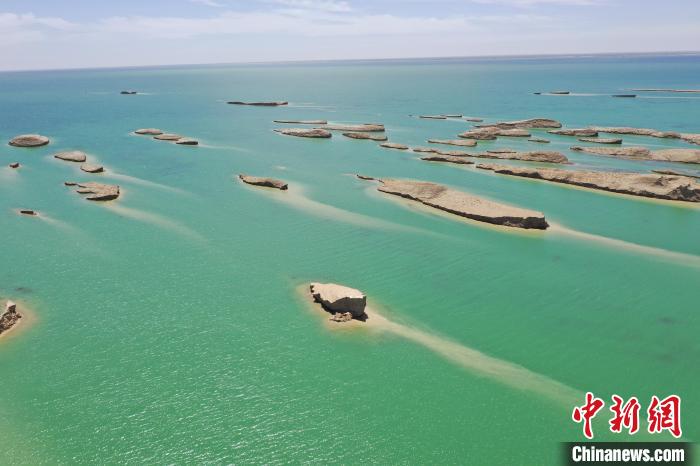 圖為海西州境內(nèi)的水上雅丹風(fēng)光?！≮w凜松 攝