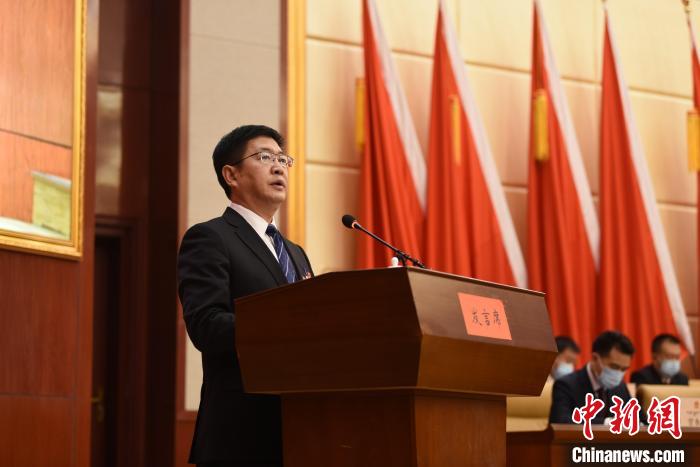 圖為青海省果洛州人民政府州長葉萬彬作政府工作報告?！　《嘟馨盒?攝