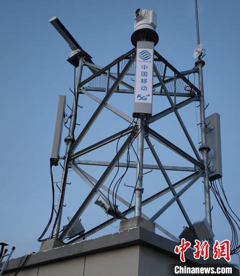 資料圖為建在龍羊峽湖區(qū)內(nèi)的5G基站?！∏嗪Ｒ苿?dòng)海南分公司供圖