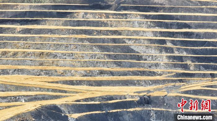 航拍圖為青海省海西蒙古族藏族自治州天峻縣木里礦區(qū)?！●R銘言 攝