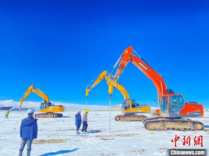 圖為雪中施工。資料圖 姜佳保供圖