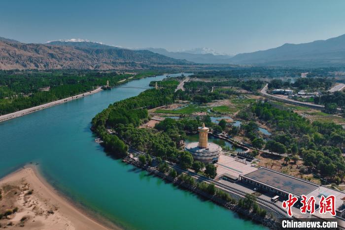 航拍青海貴德黃河岸畔綠意濃濃?！≮w凜松 攝