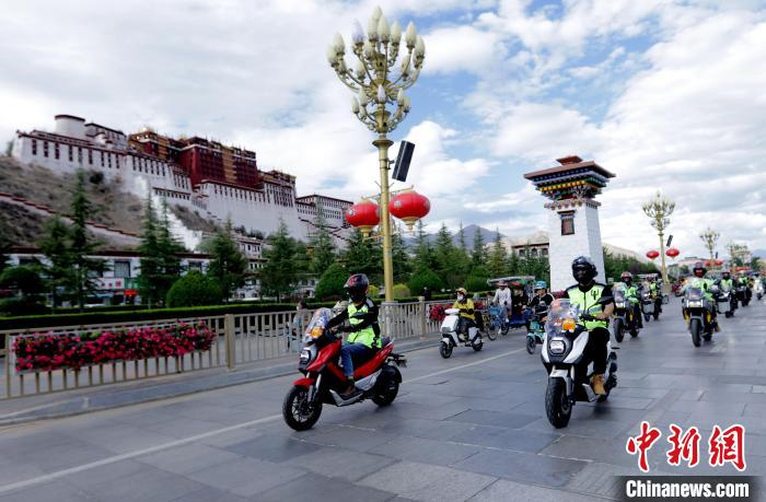 圖為2023年極地G219集結(jié)賽暨金卡納場地賽選手途經(jīng)拉薩布達(dá)拉宮?！∮文恋厍蚬﹫D