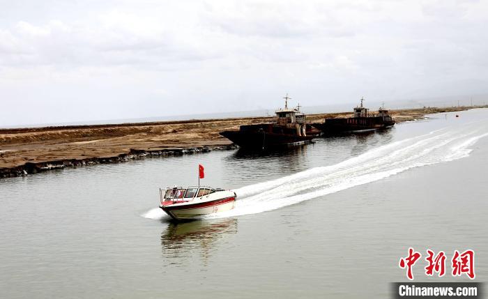 圖為茶卡鹽湖?！⊙Φ?攝