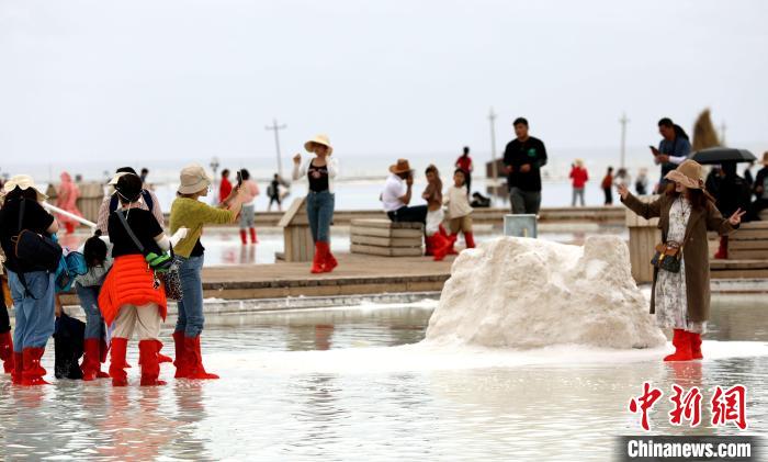 圖為游客在茶卡鹽湖拍照。　薛蒂 攝