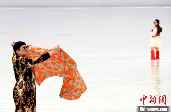 圖為游客在茶卡鹽湖拍照?！⊙Φ?攝