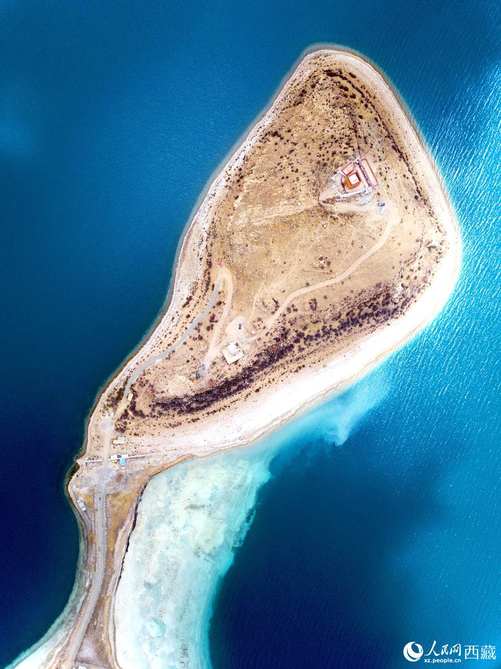 無人機視角下的西藏羊卓雍錯日托寺風(fēng)光。人民網(wǎng)記者 次仁羅布攝