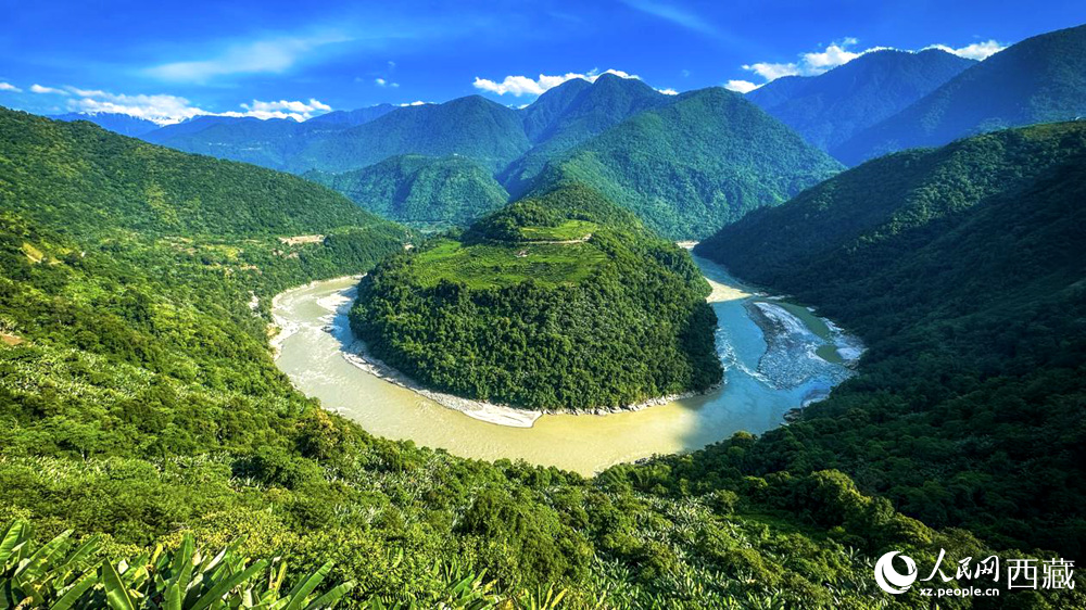 風(fēng)景秀麗、植被繁茂的西藏林芝市墨脫縣果果塘大拐彎。人民網(wǎng)記者 次仁羅布攝