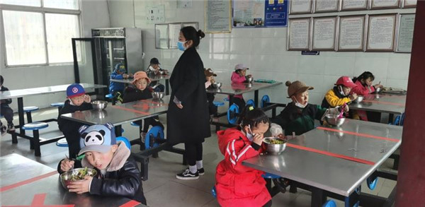 圖片默認標題_fororder_3、錯峰就餐的學生們-攝影-左斌