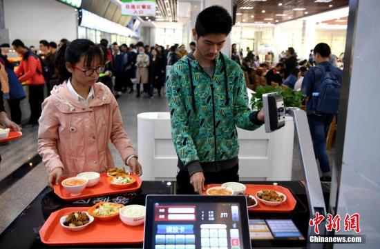 資料圖：某高校食堂學(xué)生在打飯。中新社記者 韓蘇原 攝