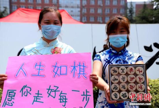 資料圖：2020年7月河南鄭州一高考考點，考生家長送考 中新社記者 王中舉 攝