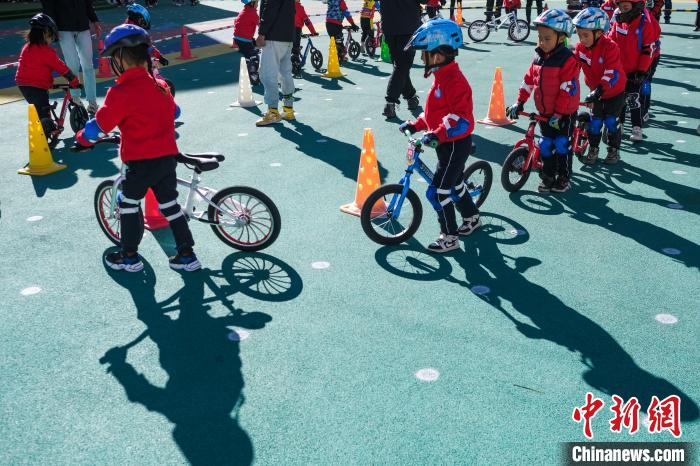 圖為拉薩市實驗幼兒園孩子們正在練習(xí)滑步車?！『闻罾?攝