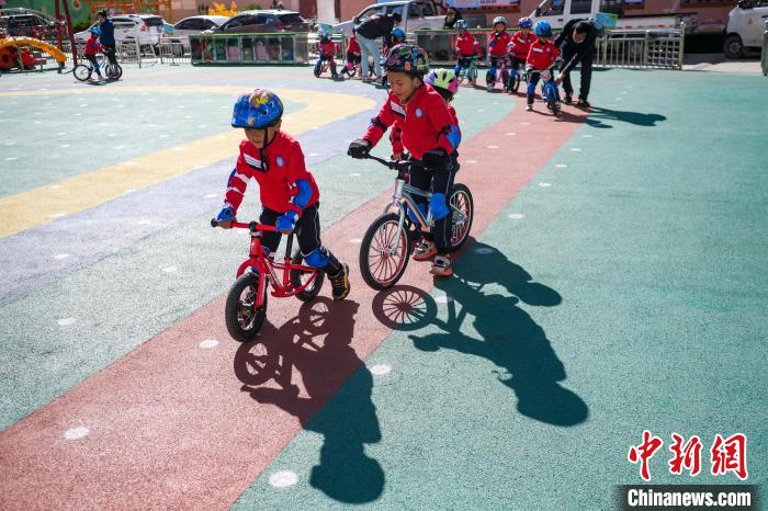 圖為拉薩市實驗幼兒園孩子們正在練習(xí)滑步車?！『闻罾?攝
