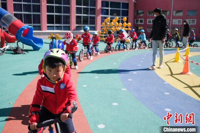 圖為拉薩市實驗幼兒園孩子們在教練的指導(dǎo)下練習(xí)滑步車?！『闻罾?攝