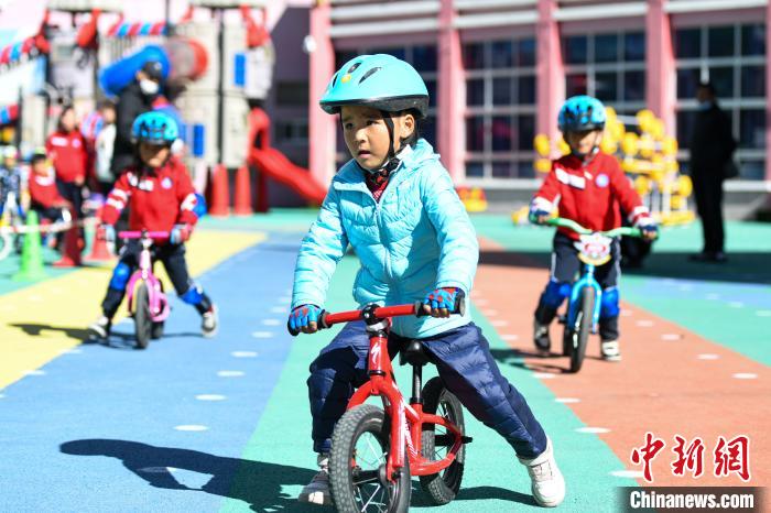圖為拉薩市實驗幼兒園孩子們正在練習(xí)滑步車?！『闻罾?攝