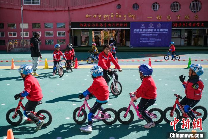 圖為拉薩市實驗幼兒園孩子們正在練習(xí)滑步車?！『闻罾?攝