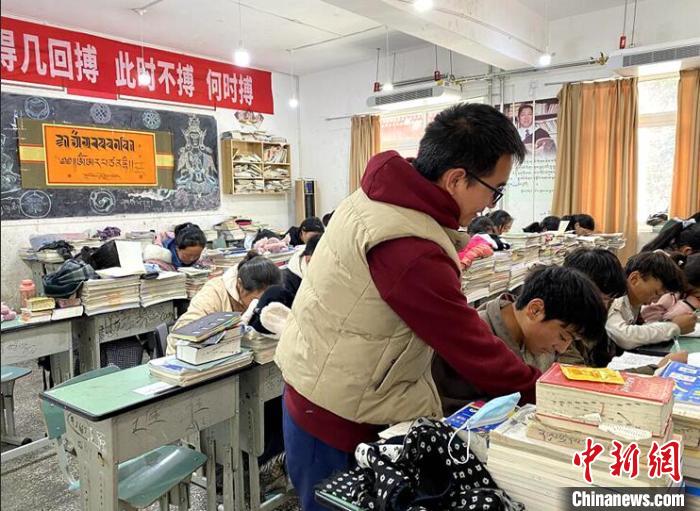 學生在免費輔導班上課?！∧岈敵?攝