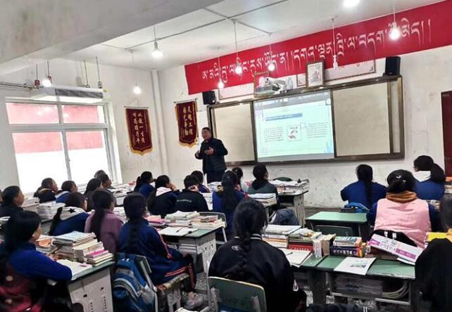 學(xué)生在免費(fèi)輔導(dǎo)班上課?！∧岈敵?攝