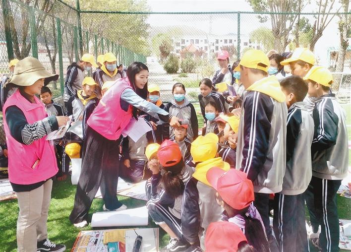 瓊結(jié)縣“四講四愛”宣講員在瓊結(jié)縣中學(xué)宣講。記者 段敏 攝.jpg