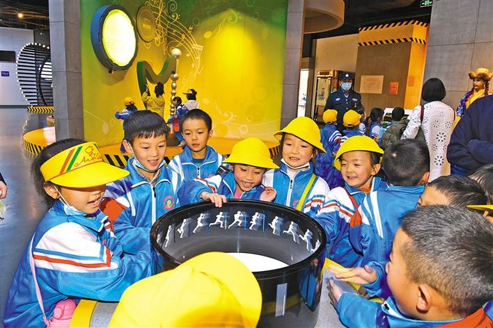 圖為10月29日，一年級的同學(xué)們在科技館參觀體驗(yàn)。李洲 攝.jpg