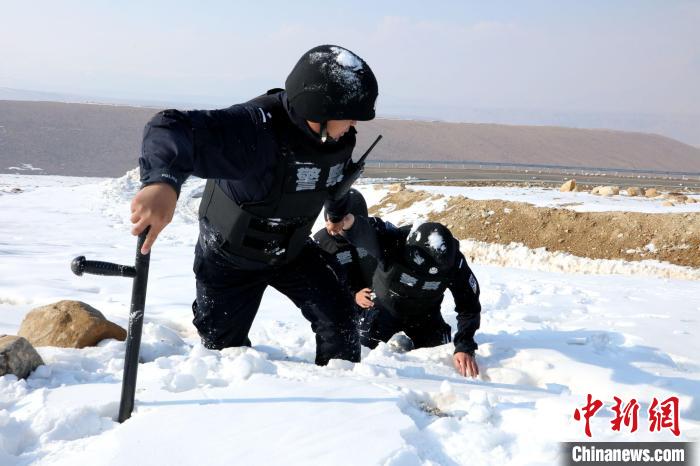 圖為扎西堅(jiān)參與隊(duì)友在巡邏途中。　扎西堅(jiān)參供圖