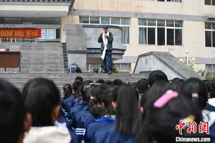 圖為西藏大學(xué)教授寧長春為中學(xué)生授課?！≮w朗 攝