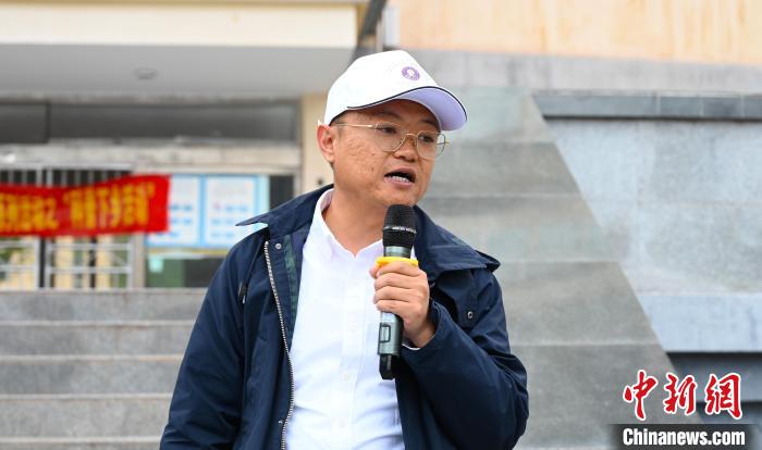 圖為西藏大學(xué)教授李昊為中學(xué)生授課。　趙朗 攝