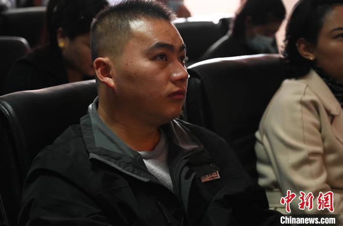 圖為企業(yè)工作人員參加講座?！≮w朗 攝