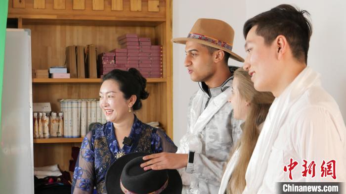 圖為留學(xué)生們正在直播帶貨?！≈x牧 攝