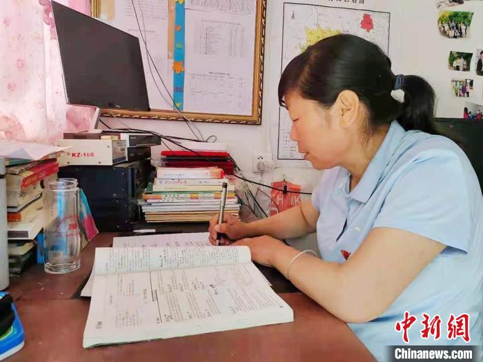 甘肅環(huán)縣“全能老師”堅(jiān)守“麻雀學(xué)?！保簩W(xué)生在，我就在